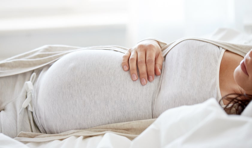 Mujer embarazada almohada para proteger lado de la cintura