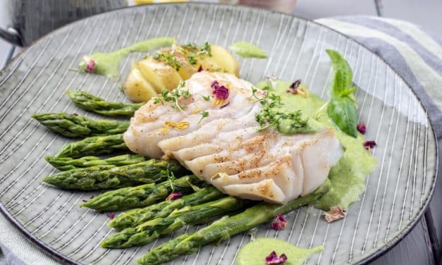 Bacalao en salsa verde con espárragos trigueros