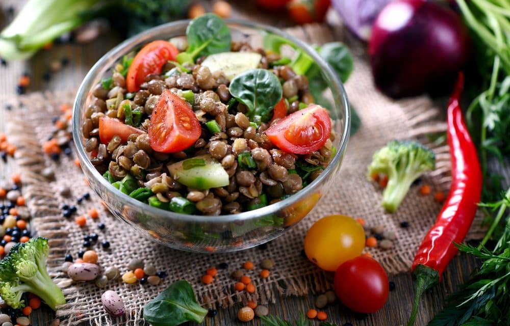 Ensalada de lentejas con tomate y vinagreta de mostaza y limón