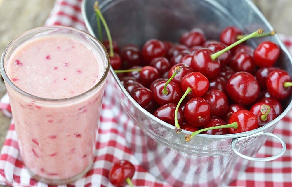 Batido refrescante de yogur con cerezas