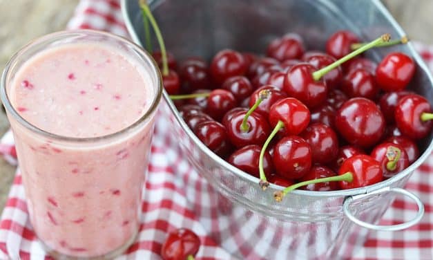 Batido refrescante de yogur con cerezas