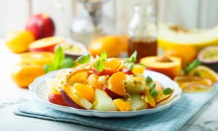 Ensalada refrescante de naranja y melocotón