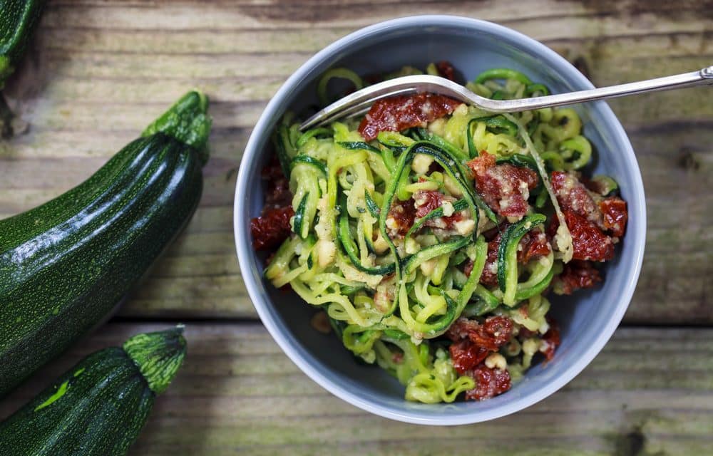 Tallarines de calabacín con pesto de tomates secos y avellanas