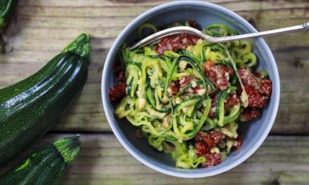 Tallarines de calabacín con pesto de tomates secos y avellanas