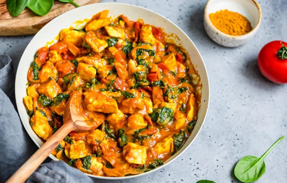 Receta antiinflamatoria: curry de berenjena, tomate y espinacas