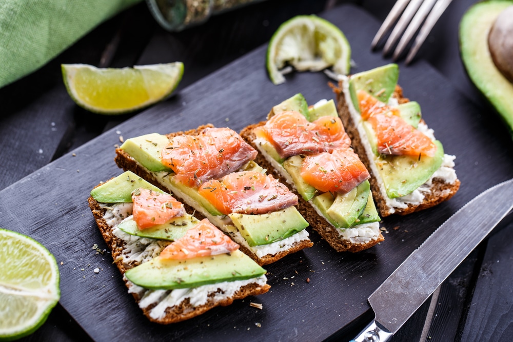 Tostaditas de salmón ahumado y aguacate