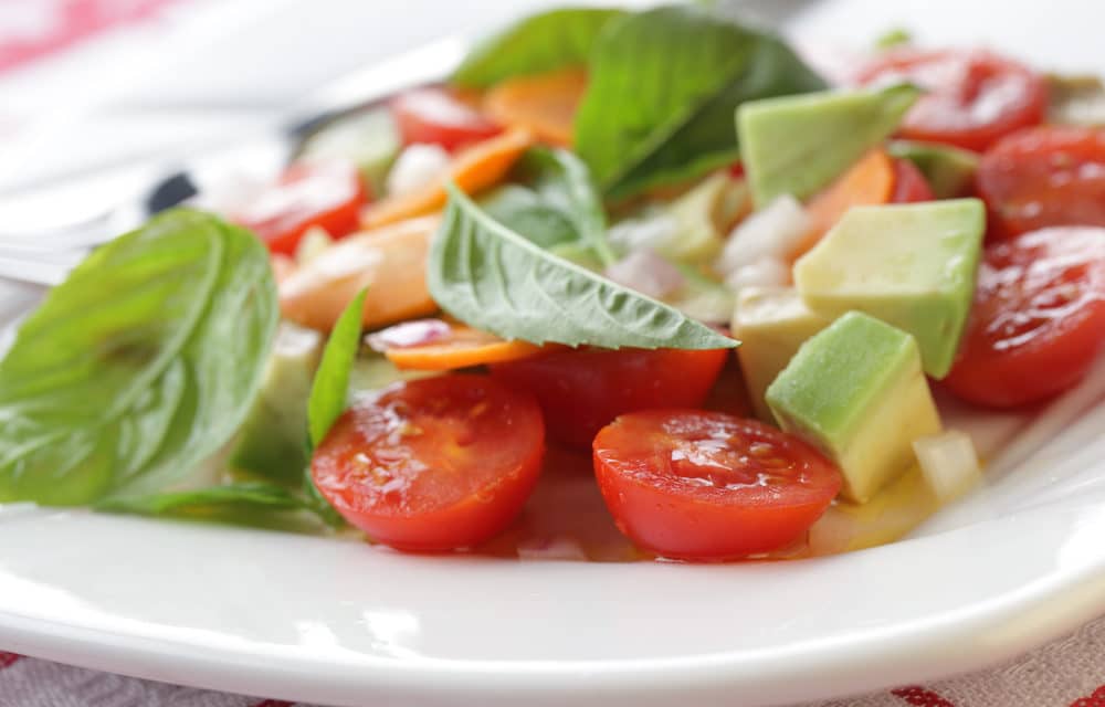 Ensalada refrescante de aguacate y tomate