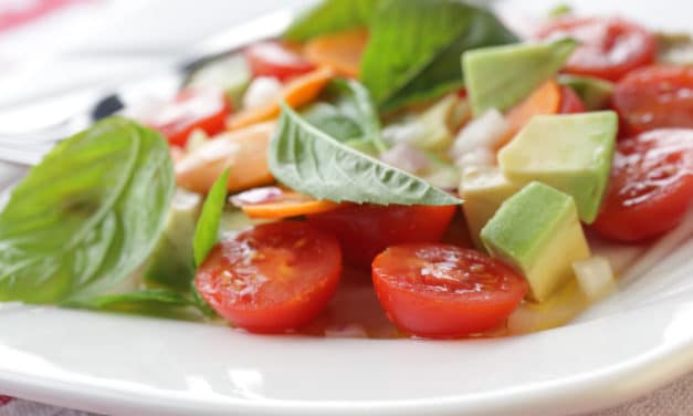 Ensalada refrescante de aguacate y tomate