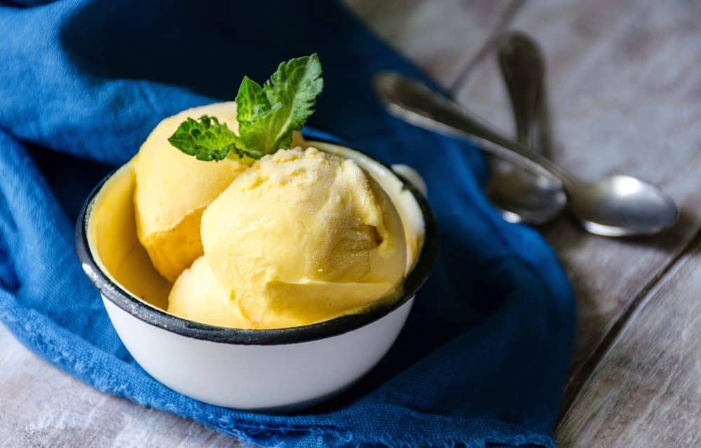 Helado refrescante de mango y pistachos