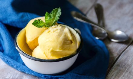 Helado refrescante de mango y pistachos