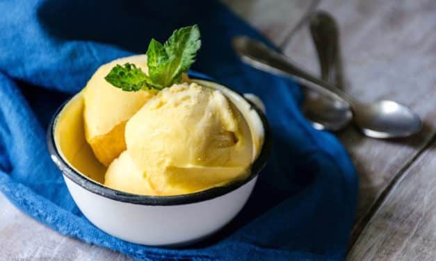 Helado refrescante de mango y pistachos