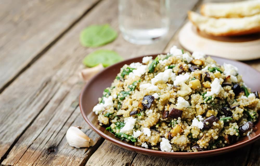 Ensalada de quinoa con berenjenas, feta y espinacas <em>baby</em>