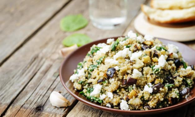 Ensalada de quinoa con berenjenas, feta y espinacas <em>baby</em>