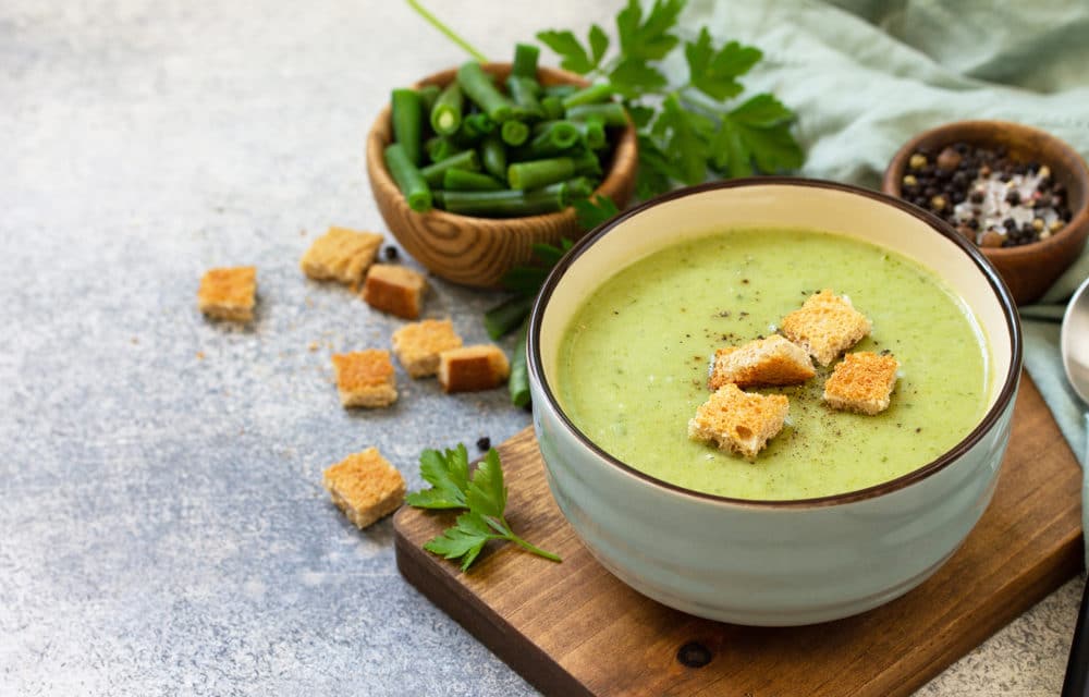 Puré ligero de puerros con calabacín y albahaca fresca