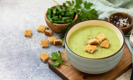 Puré ligero de puerros con calabacín y albahaca fresca