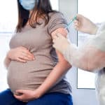Embarazo y vacuna COVID-19, ¿es recomendable la dosis de refuerzo?