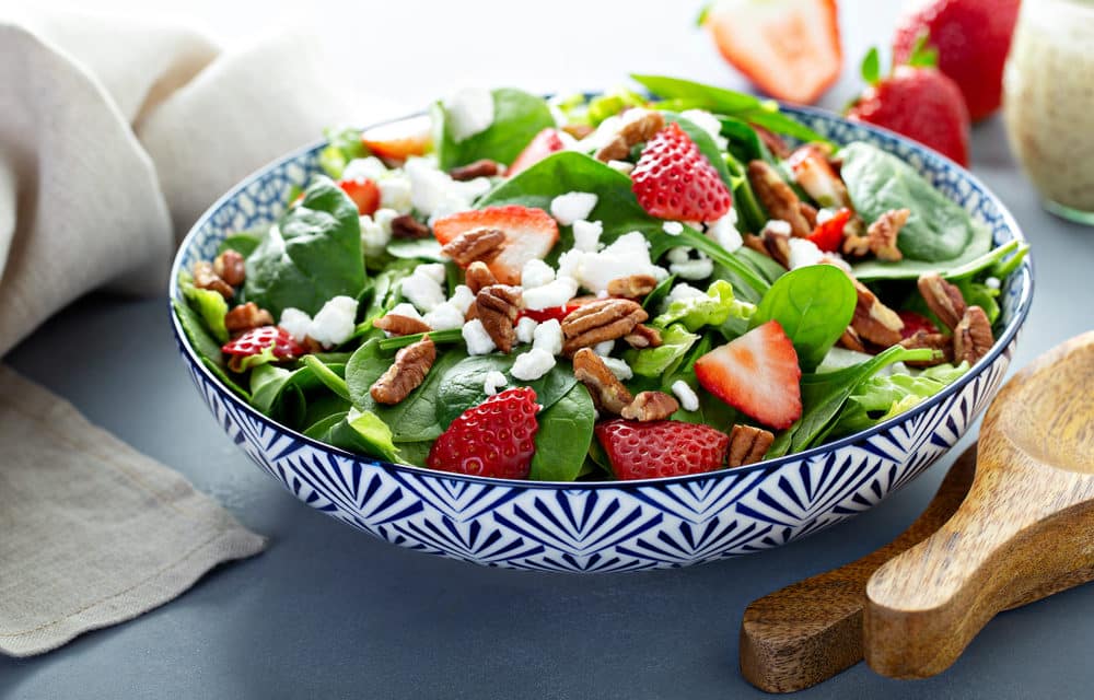 Ensalada verde con frutos del bosque y aderezo de fresa