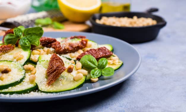 Carpaccio de calabacín con tomates secos, parmesano y pesto de anacardos