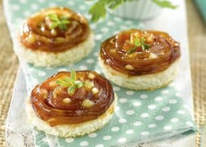 Canapés de cebolleta caramelizada con ricotta y menta