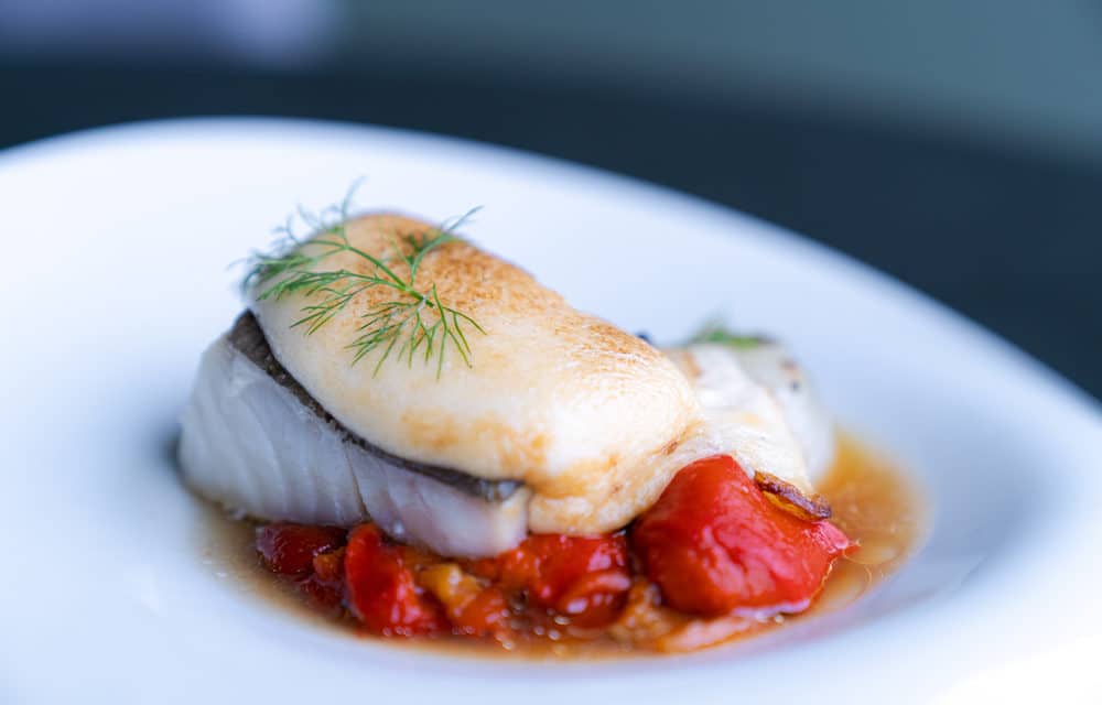 Bacalao gratinado con pimientos y patatas al horno