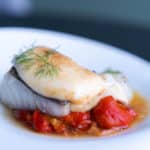 Bacalao gratinado con pimientos y patatas al horno