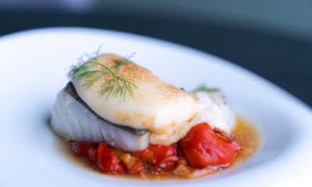 Bacalao gratinado con pimientos y patatas al horno