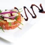 Tartar de tomate con piñones y hierbabuena