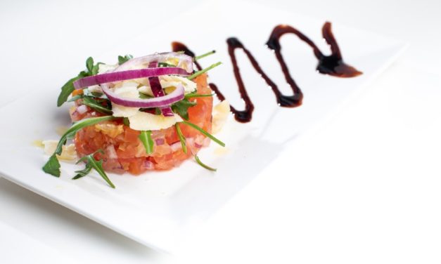 Tartar de tomate con piñones y hierbabuena