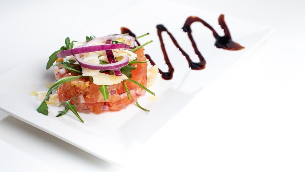 Tartar de tomate con piñones y hierbabuena