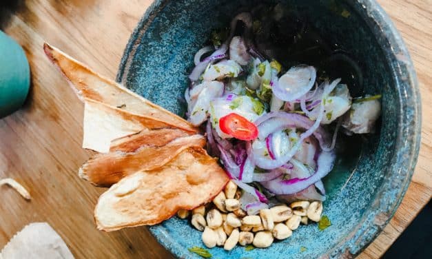 Ceviche de corvina con lima y cilantro