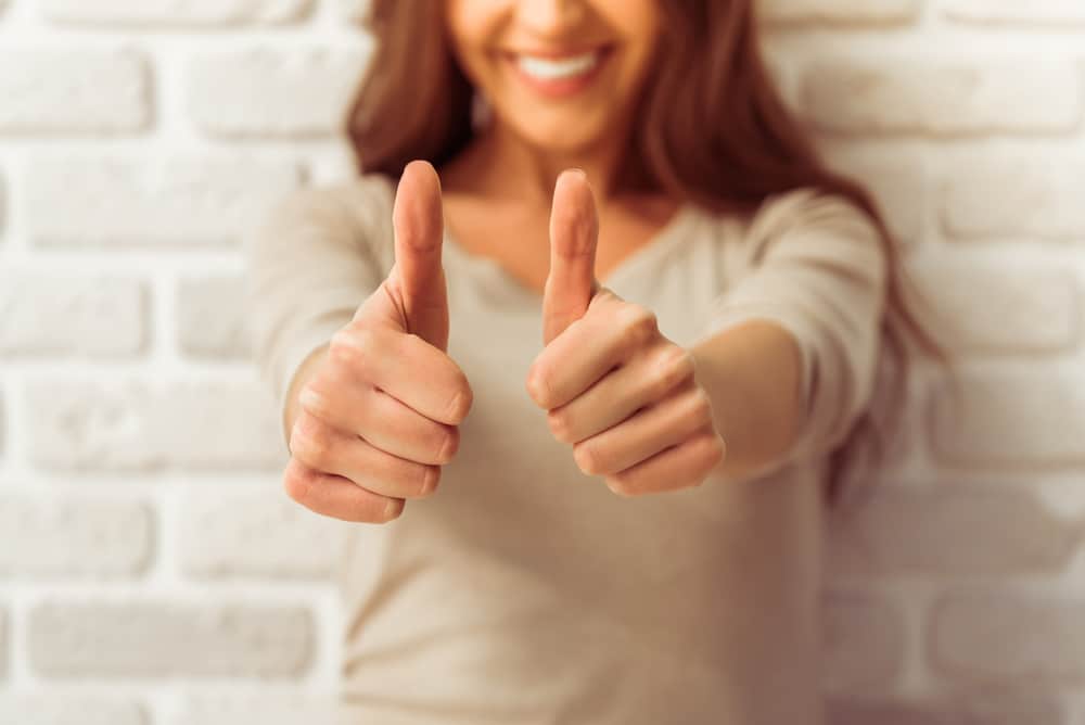 Жест палец вверх. Is showing. Парень и девушка с планшетом. Slip is showing. Show slips.